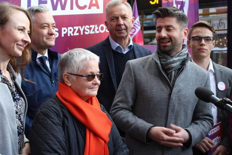 Politycy Lewicy rozmawiali z wrocławianami w tramwaju. O konstytucji