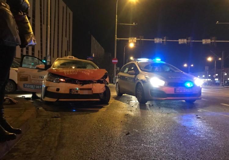 Wypadek na Legnickiej. Taksówka zderzyła się z mercedesem