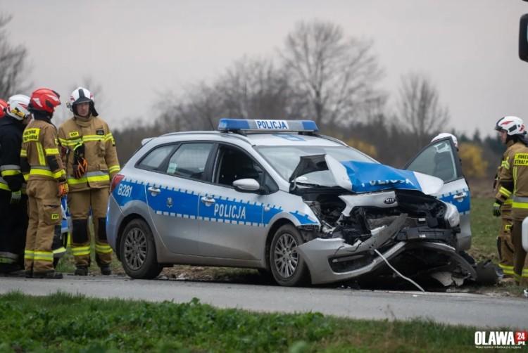 Policyjny pościg pod Wrocławiem. Dwóch rannych policjantów i rozbity radiowóz