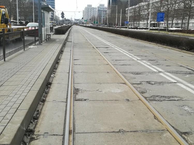 Popękane płyty na torowisku. Był problem z kursowaniem autobusów [ZDJĘCIA]