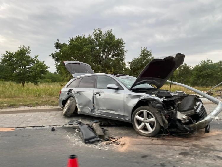 Wrocław: Wypadek na Królewieckiej. Kobieta jadąca audi skasowała przystanek [ZDJĘCIA]