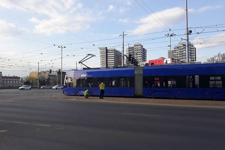 Awaria i wykolejenie tramwajów w centrum. Kilkanaście linii skierowano objazdami [ZDJĘCIA]