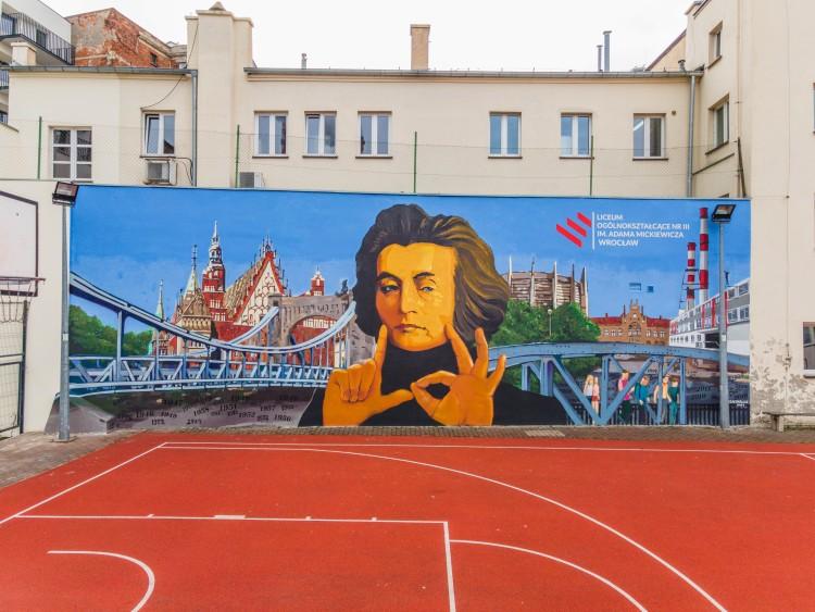 Nowy mural we Wrocławiu. Wieszcz romantyzmu na nadodrzańskim budynku [ZDJĘCIA]