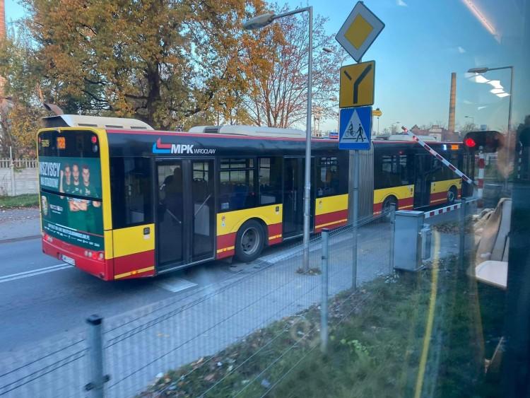 Autobus MPK zablokował ruch. Nie zdążył przejechać pod zamykającym się szlabanem
