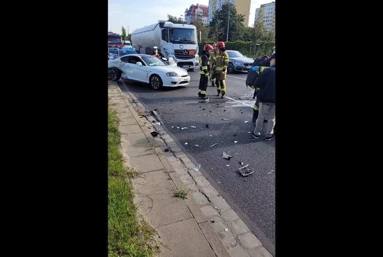 Wrocław: Wypadek na ul. Na Ostatnim Groszu. Ciężarówka zepchnęła auto na przeciwległy pas