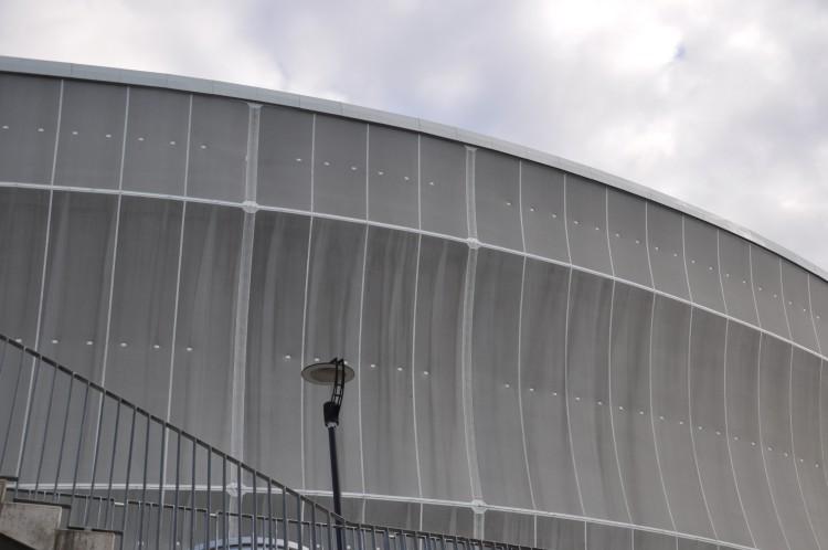 Membrana Stadionu Wrocław coraz brudniejsza. Kiedy wreszcie ją wyczyszczą? [ZDJĘCIA]