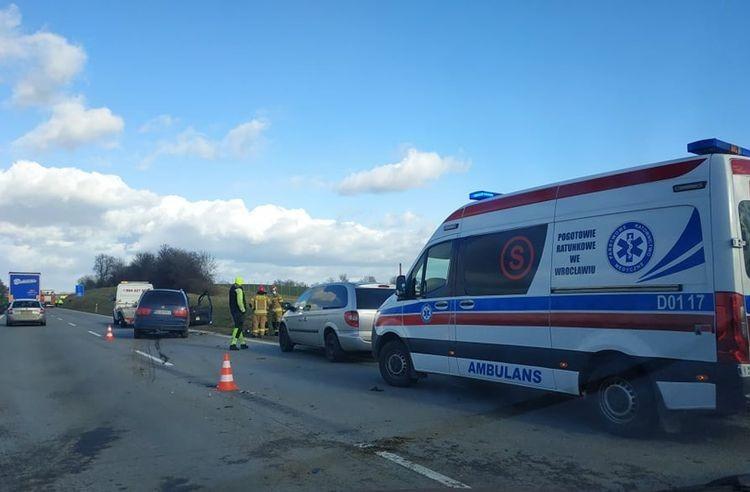 Ciężarówka i auto zderzyły się na A4. Samochód uderzył w bariery. Uwaga na utrudnienia!