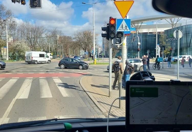 Wrocław: Wypadek niedaleko Wroclavii. Wjechał na skrzyżowanie na czerwonym świetle