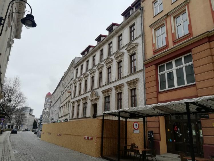 Remont zabytkowej kamienicy w Dzielnicy Czterech Świątyń. W planie mieszkania i usługi [ZDJĘCIA]