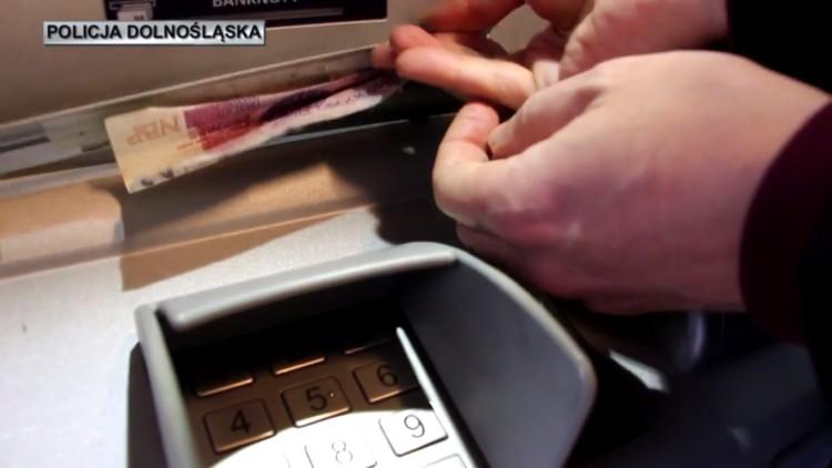 Wrocław: 40-letni Rumun znalazł sposób na okradanie bankomatów [ZOBACZ WIDEO]