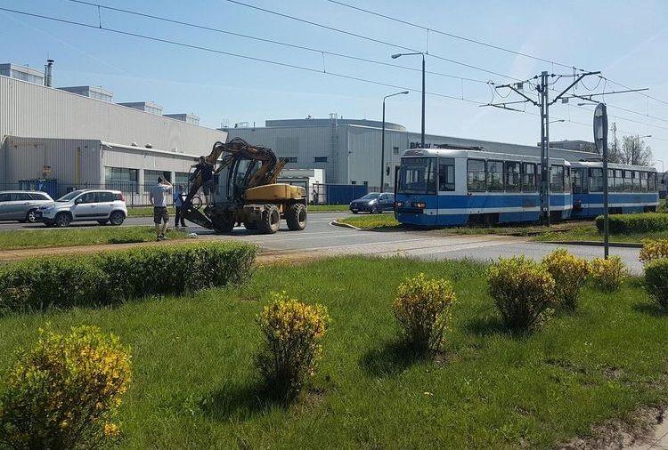 Kolizja z udziałem koparki i tramwaju na Żmigrodzkiej