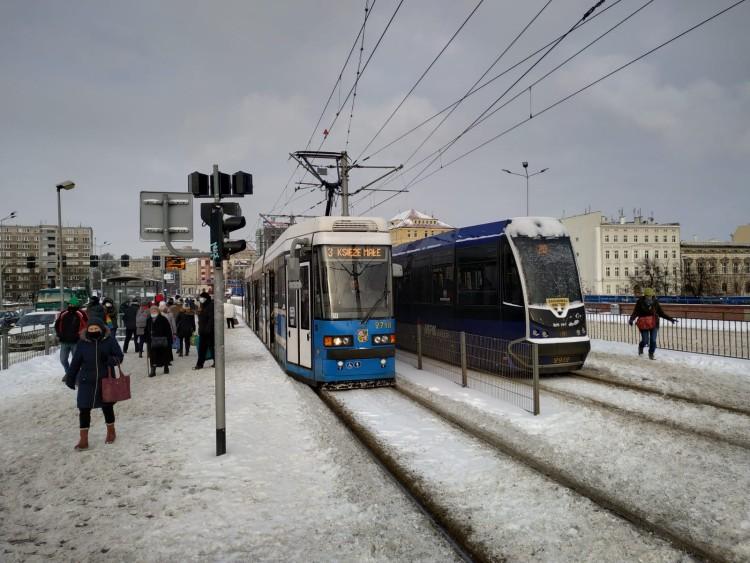 Paraliż miasta kontra epidemia. Spóźnieni zapomnieli o limitach i dystansie w MPK