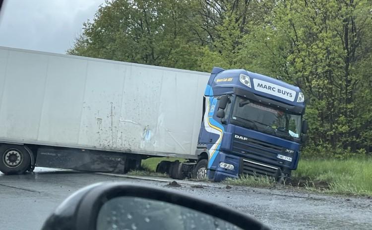 Wrocław: Tir wpadł w poślizg i zablokował wjazd na AOW