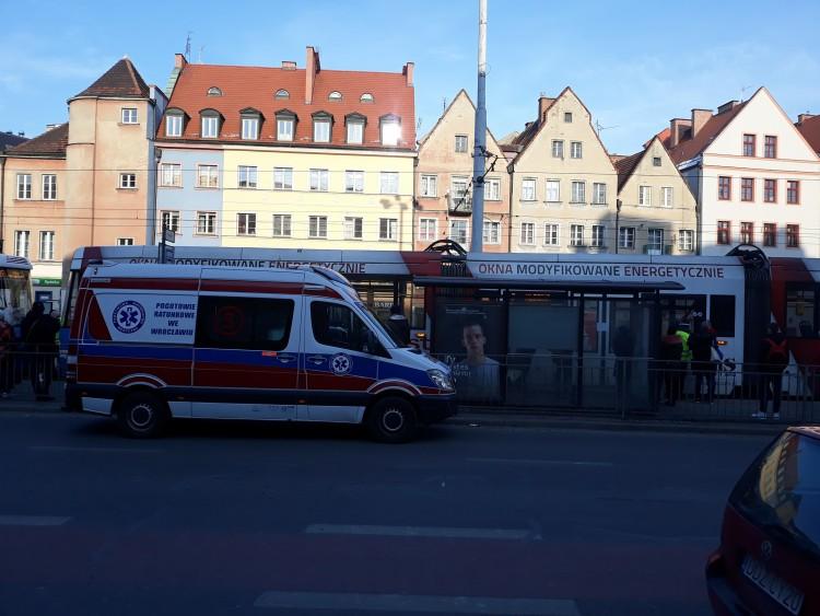Zasłabnięcie w tramwaju przejeżdżającym przez „Rynek” [ZDJĘCIA]