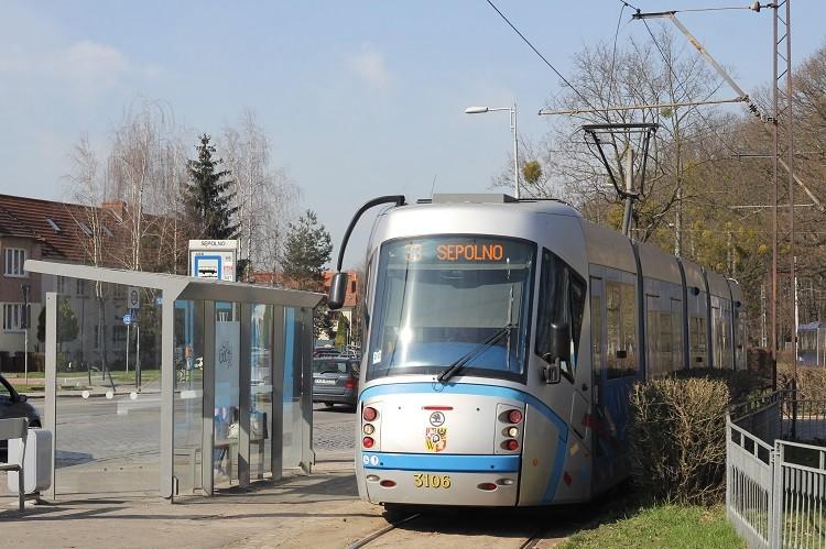Nowa zwrotnica na pętli Sępolno. Tramwaje 33 wróciły na stałą trasę