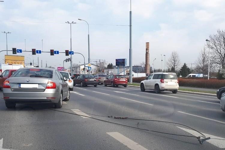 Zerwana sieć trakcyjna na Gaju. Tramwaje jeździły objazdami [ZDJĘCIA]