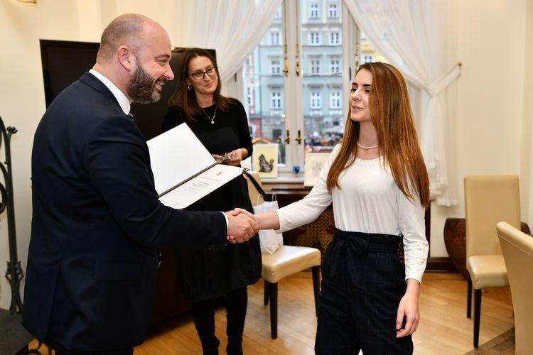 Prezydent Jacek Sutryk wręczył studentom dyplomy. 