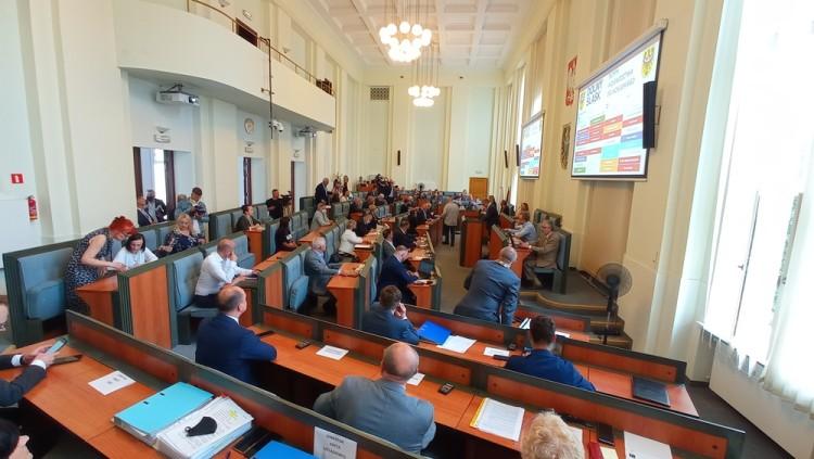 Marszałek województwa dostał wotum zaufania także od części opozycji [WIDEO]