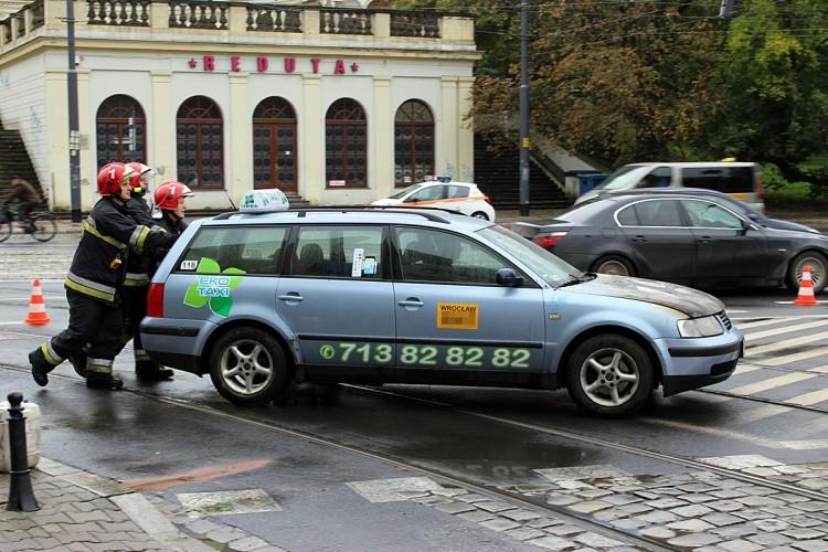 Pożar taksówki w centrum Wrocławia [ZDJĘCIA]