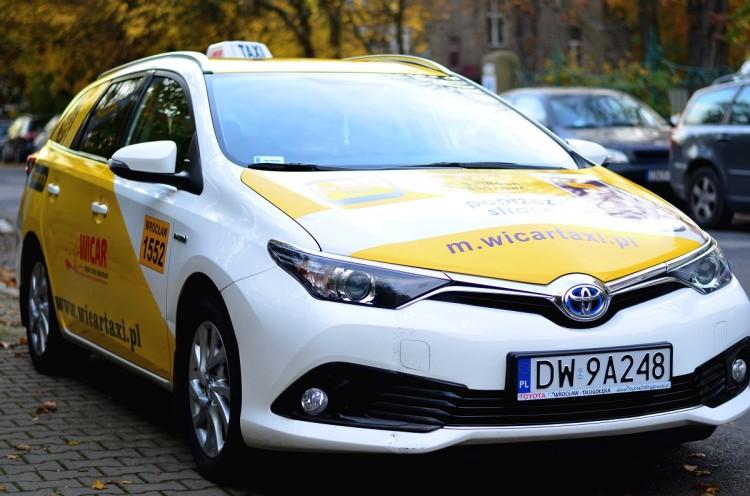 Wrocławski Taksówkarz: lubię swoją pracę, choć żałuję, że dzisiejsi klienci zamykają się w świecie smartfona