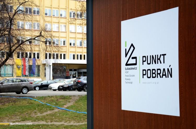 Testy na koronawirusa na NFZ. Nowy punkt walk-thru we Wrocławiu
