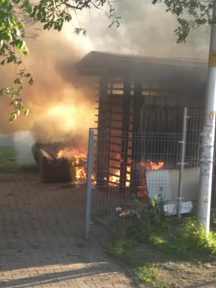 Wrocław: Pożar na Żernikach. Mieszkańcy w piżamach ratowali samochody