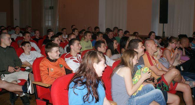 Przyjdź na bezpłatne przedstawienie Teatru Improwizacji