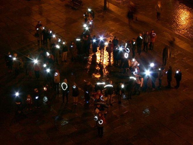 Przed wrocławskim kościołem ustawili się w słoneczko, żeby zaświecić przykładem