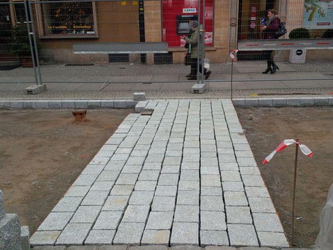 Falstart budowy szpilkostrady na wrocławskim Rynku. Testowo układana kostka nie nadaje się do budowy