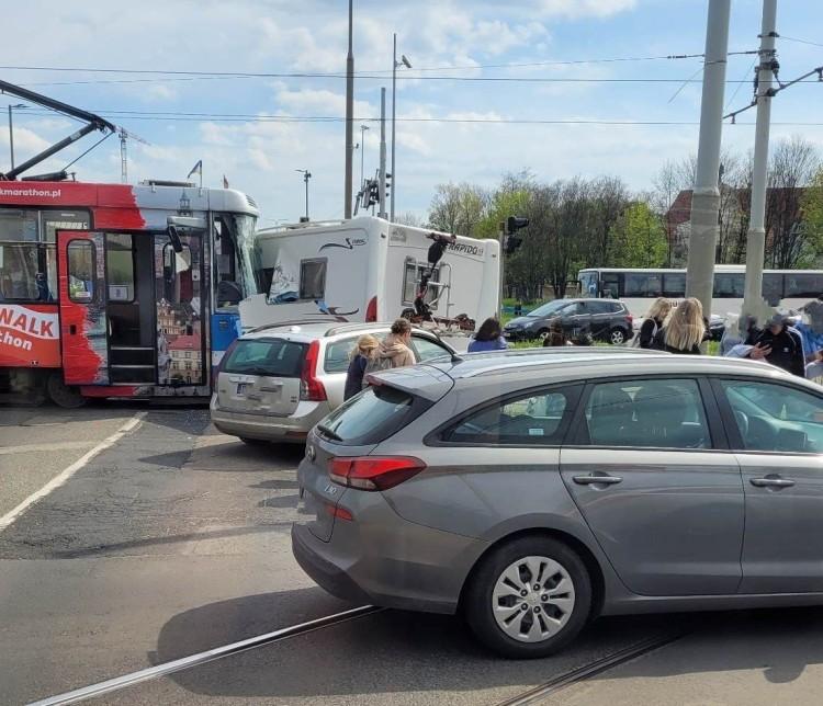 Poważny wypadek w centrum Wrocławia. Tramwaj wbił się w kampera