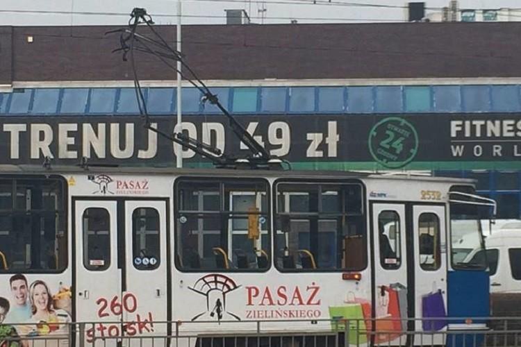 Paraliż komunikacyjny na Grabiszyńskiej. Powodem dwa złamane pantografy [ZDJĘCIA]