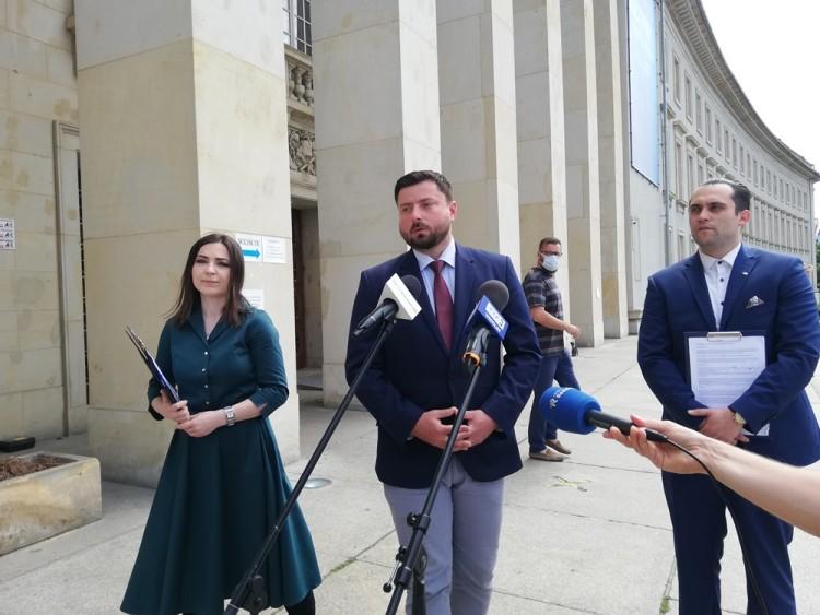 Wirus „lepkich i brudnych rąk” we Wrocławiu? Konfederacja żąda wyjaśnień od premiera