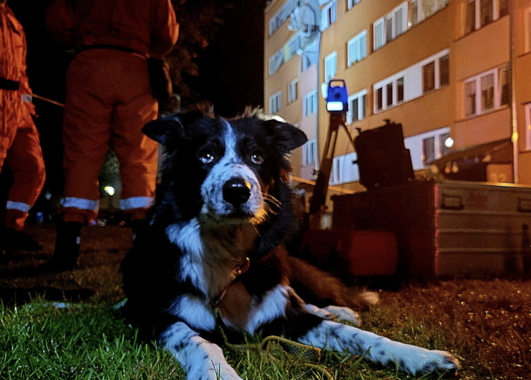 Wybuch butli z gazem w dużym budynku. Eksplozja wyrwała ścianę