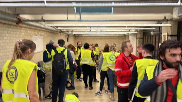 Wrocławianie dla uchodźców z Ukrainy. Czekają dworcu, przywożą dary, oferują bezpłatne usługi