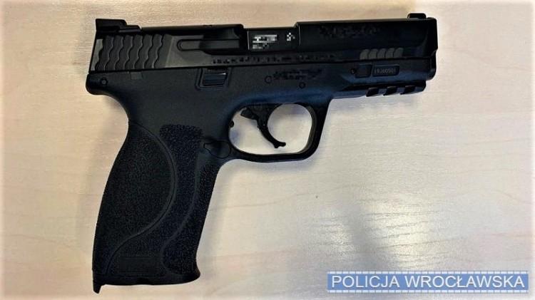 Wrocław: 31-latek groził zamachem w majówkę. W mieszkaniu miał broń i plan budowy bomby