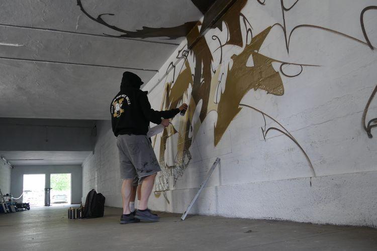 Nowy mural na Dworcu Nadodrze. Zobacz, jak powstaje [ZDJĘCIA, WIDEO]