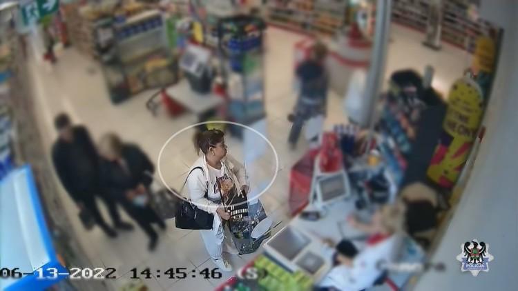 Policja pokazuje twarz oszustki. Miała okraść starszą panią