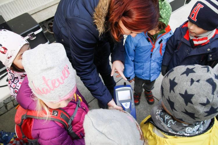 Wrocławscy strażnicy pokazali dzieciom jak działa dymomierz [ZDJĘCIA]