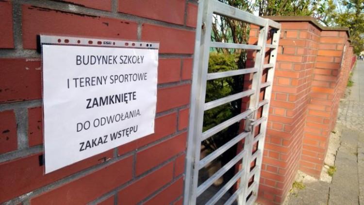 Klasy 1-3 uczą się zdalnie. Rodzicu, sprawdź jak uzyskać zasiłek opiekuńczy! [WZÓR WNIOSKU]