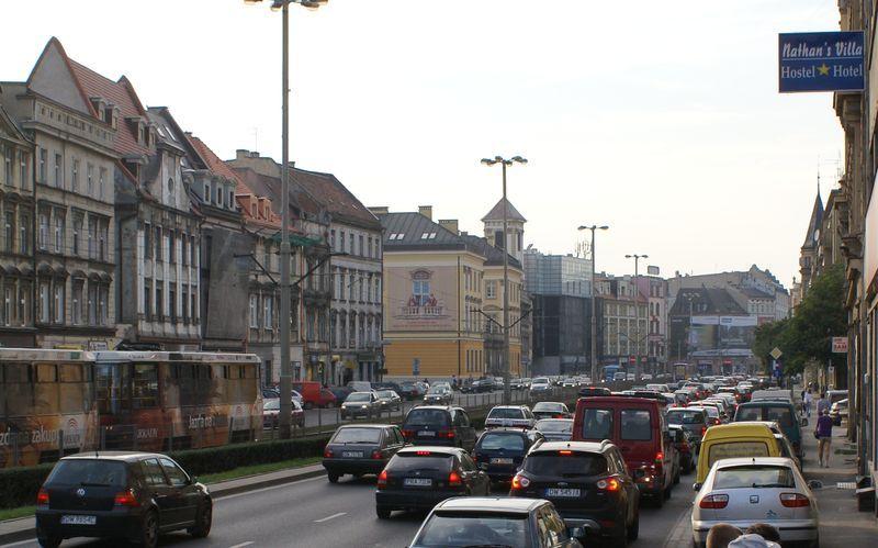 Centrum Wrocławia zakorkowane także w wakacje. Po południu bardziej niż rano