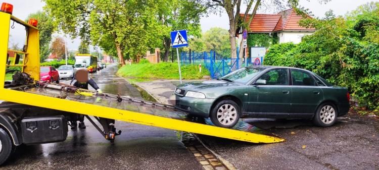 Wrocław: Co za tupet! Kierowca audi zablokował chodnik przy przejściu dla pieszych