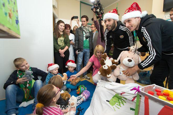 Piłkarze Śląska sprawili mikołajkowy prezent chorym dzieciom