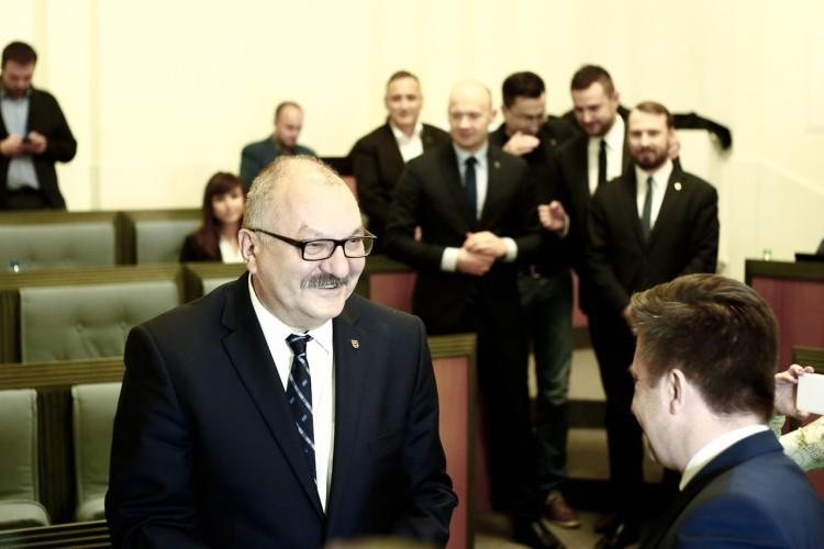PiS chwali się swoim marszałkiem. Przybylski: „To wprowadzanie opinii publicznej w błąd”