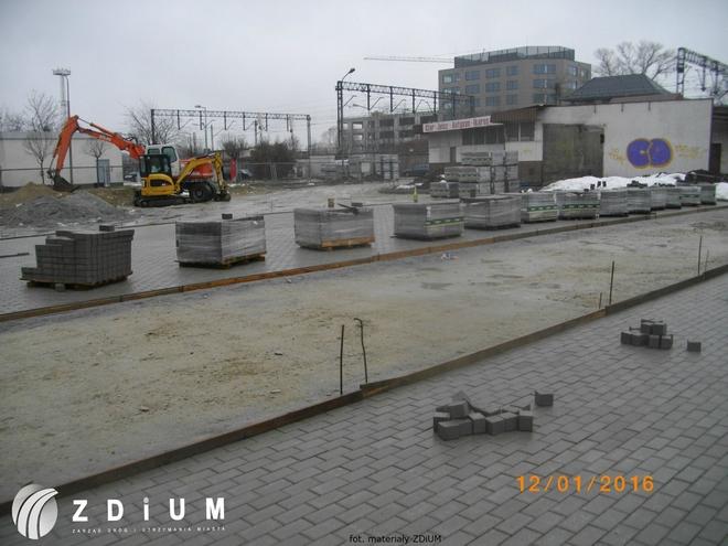 Wcześniej był niewypał. Teraz przy nowoczesnym obiekcie budują parking