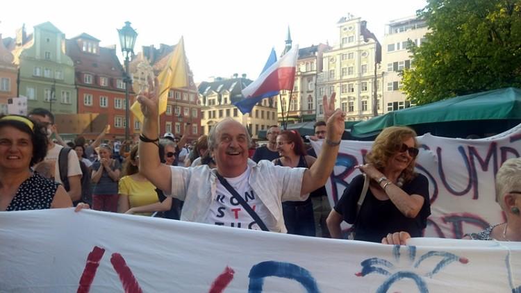 Protest w obronie TVN-u we Wrocławiu [ZDJĘCIA]