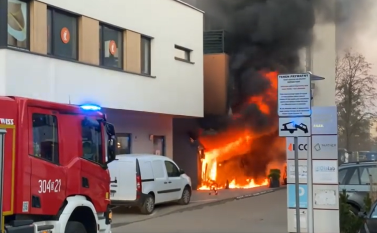 Wybuchy obudziły mieszkańców. W pożarze restauracji jedna osoba została ranna
