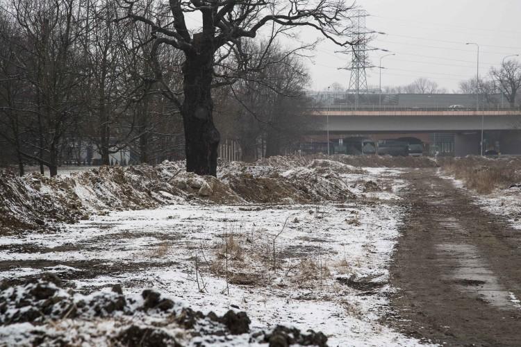 Podwykonawca dewelopera zasypał zbiornik retencyjny. Miasto nakazało jego odbudowę [ZDJĘCIA]