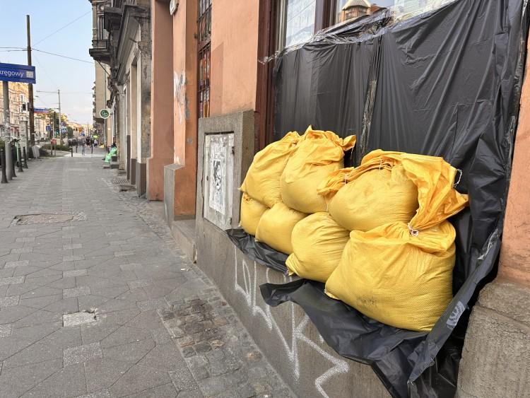 Miasto nie będzie zabierało worków z piaskiem sprzed domów. Co z nimi zrobić?