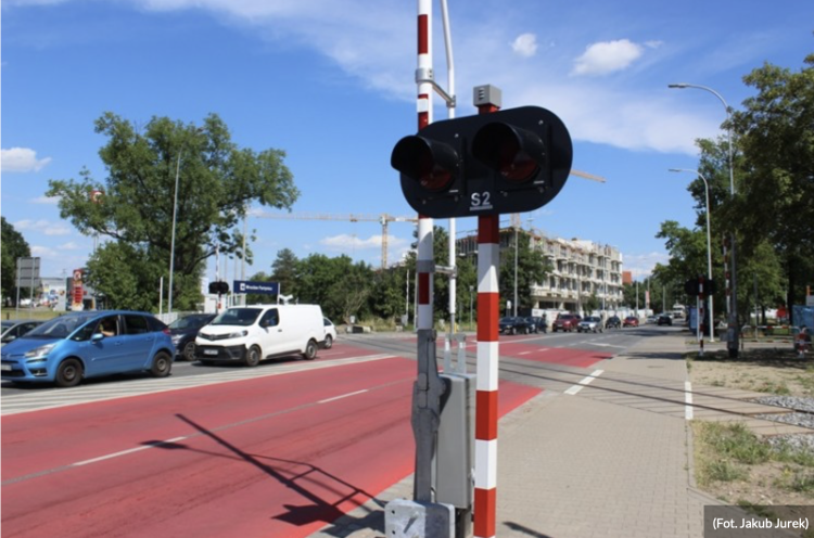 Wrocław: Awaria rogatek na przejeździe kolejowym. Zwycięska zakorkowana