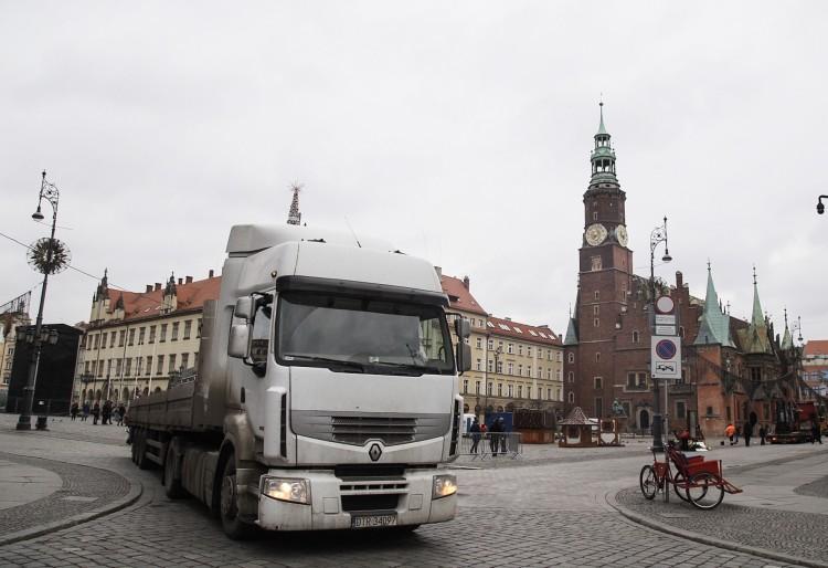Koniec Jarmarku Bożonarodzeniowego. Trwa rozbiórka [ZDJĘCIA]